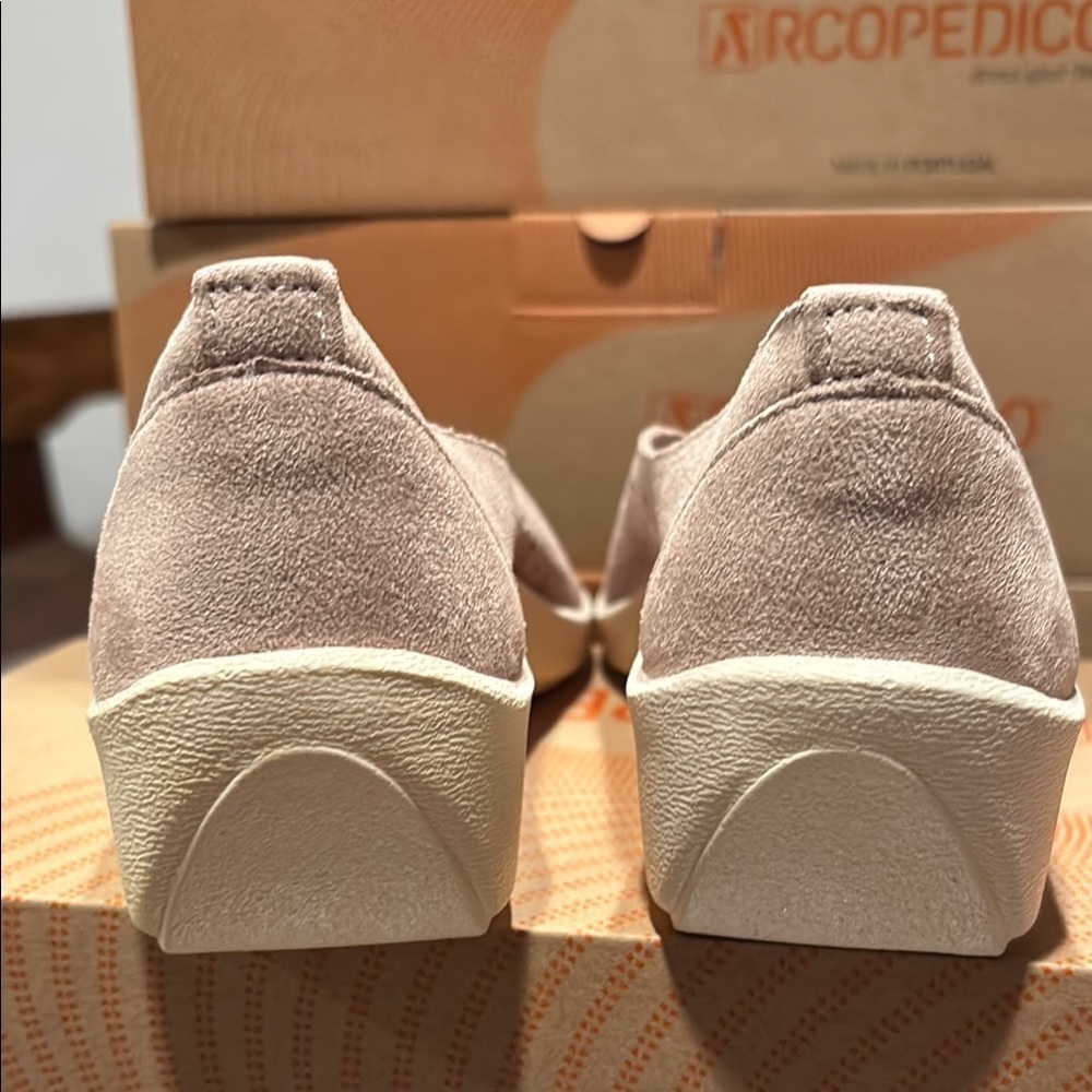 Arcopedico Ergonomic Beige shoes with Perforated Design - Picture 6 of 10